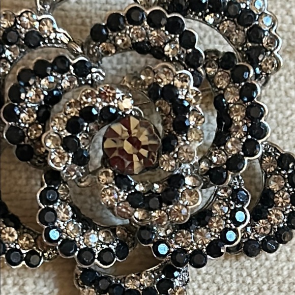 Elegant Black and Silver Floral Brooch - Picture 2 of 4